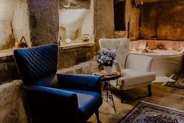 هتل Young Cave