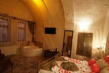 هتل Young Cave