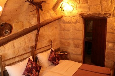 هتل Young Cave