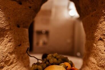 هتل Young Cave