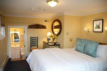 پانسیون Brasswood Inn