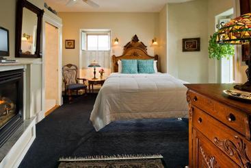 پانسیون Brasswood Inn