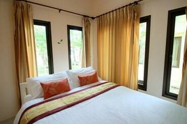 هتل Khumphyazaw Resort