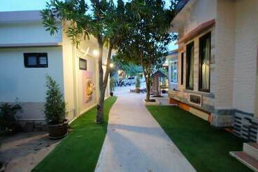 هتل Khumphyazaw Resort
