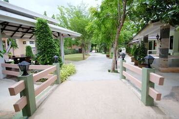 هتل Khumphyazaw Resort