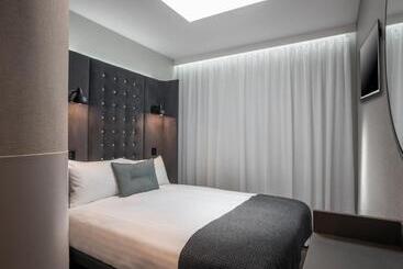 هتل Point A Kensington Olympia