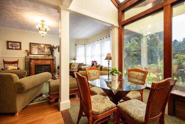 تختخواب و صبحانه Aloha Junction Guest House   5 Min From Hawaii Volcanoes National Park