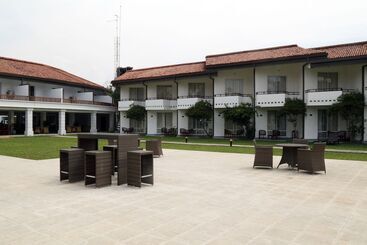 Hibiscus Beach Hotel & Villas