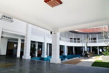 Hibiscus Beach Hotel & Villas