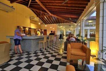 Hibiscus Beach Hotel & Villas
