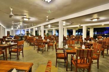 Hibiscus Beach Hotel & Villas