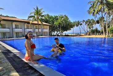 Hibiscus Beach Hotel & Villas