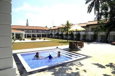 Hibiscus Beach Hotel & Villas