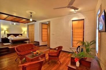 Hibiscus Beach Hotel & Villas