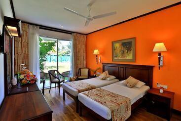 Hibiscus Beach Hotel & Villas