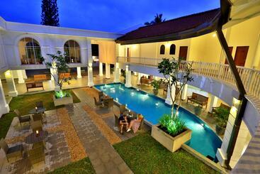 Hibiscus Beach Hotel & Villas