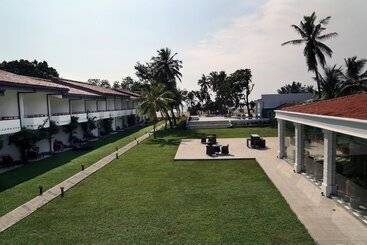 Hibiscus Beach Hotel & Villas