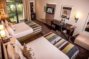 هتل Sabi River Sun Resort