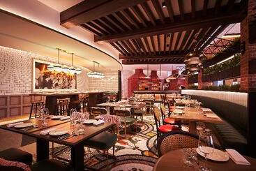 Swissotel The Stamford Singapore