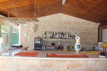 Petsas Apartments & Tavern