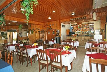 Petsas Apartments & Tavern