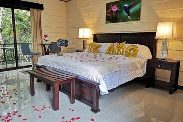 هتل Calathea Lodge Monteverde