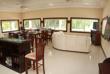 هتل Seaside Chateau Resort
