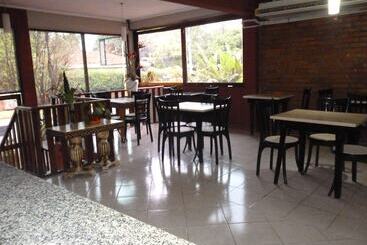 تختخواب و صبحانه Petit Hotel Panambi