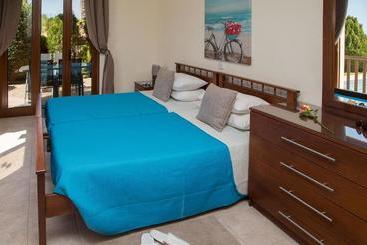Coral Bay Sunlove Villa