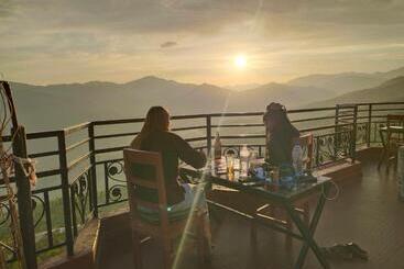 هتل High Ground Inn Sarangkot
