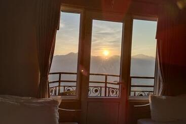 هتل High Ground Inn Sarangkot