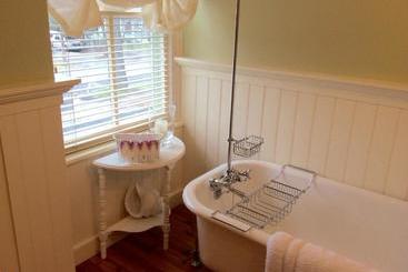Scarlet Tunic Bed And Breakfast