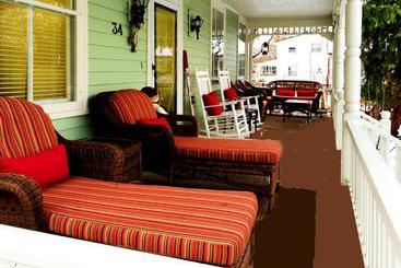 Scarlet Tunic Bed And Breakfast