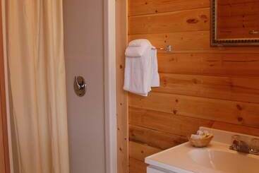 Triple J Hotel & Cabins