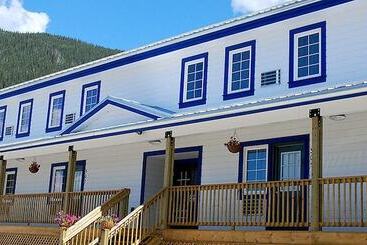 Triple J Hotel & Cabins