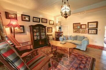 هتل Outeniqua Travel Lodge