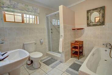 هتل Outeniqua Travel Lodge
