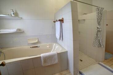 هتل Outeniqua Travel Lodge