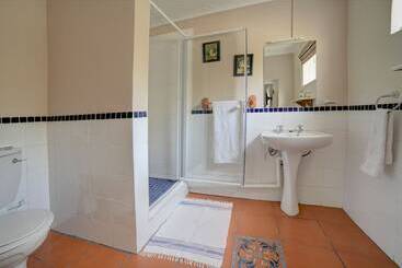 هتل Outeniqua Travel Lodge