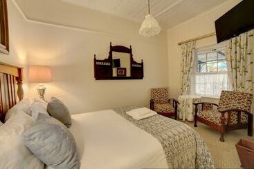هتل Outeniqua Travel Lodge