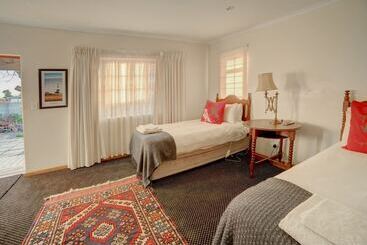 هتل Outeniqua Travel Lodge