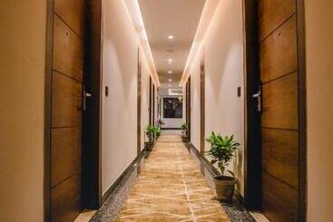 هتل Ten Square, India