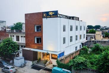 هتل Ten Square, India
