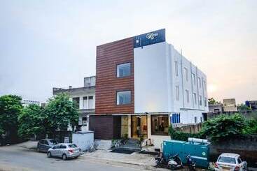 هتل Ten Square, India