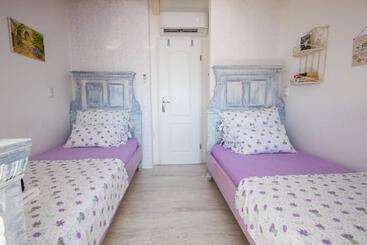 پانسیون Guest House Gugily