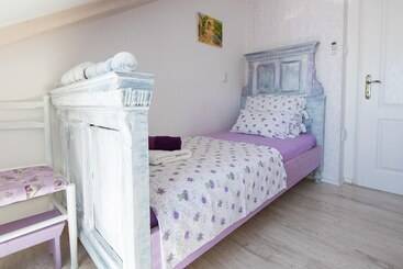 پانسیون Guest House Gugily
