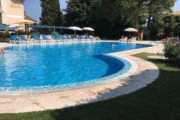مسافرخانه Parc Hotel Casa Mia