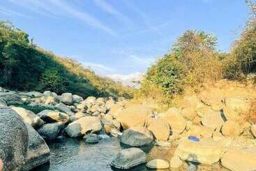 هتل Dev Bhoomi Farms & Cottages