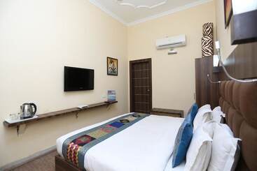 هتل Crown Courtyard By Naavagat