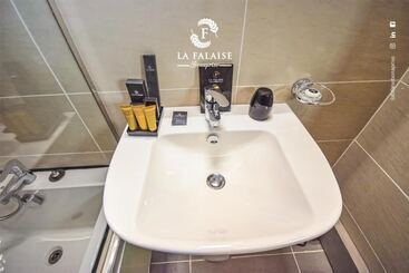 هتل La Falaise Bonapriso